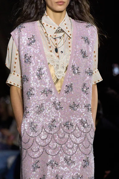 Look 10